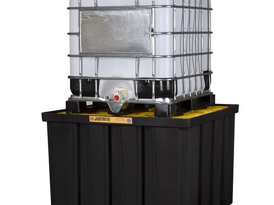 Pallets antiderrames Justrite para contenedores IBC 28674 EcoPolyBlend DrumSheds