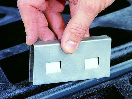 Clip Justrite 28926 de acero inoxidable para unir módulos de centro de acumulación